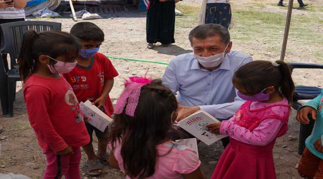 Bakan Selçuk, tarladaki çocukları 