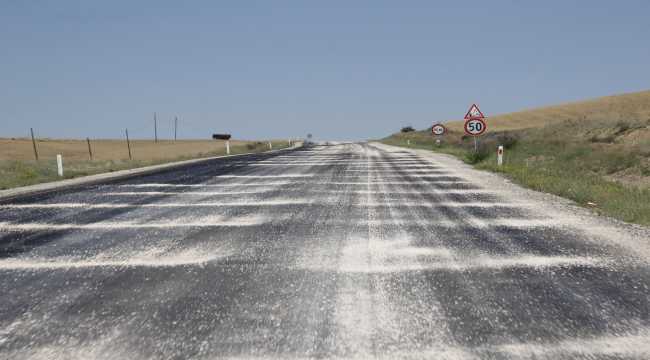 Beypazarı'nda karayolları ekipleri ziftlerin erimesini önlemek için çalışıyor