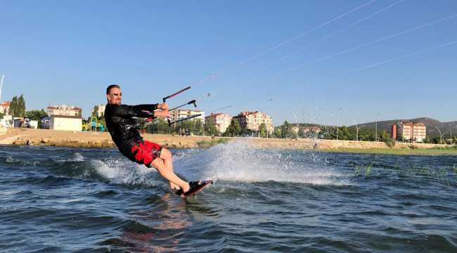 Beyşehir Gölü'nde uçurtma sörfü heyecanı