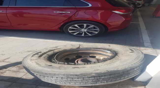 Eskişehir'de hafriyat kamyonunun tekerinin fırlama anı güvenlik kamerasına yansıdı