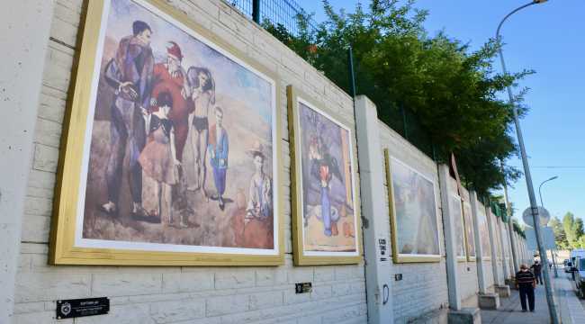 Eskişehir'de istinat duvarına ünlü ressamların tablolarının replikaları asıldı