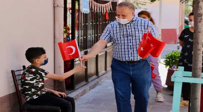 Muhtar çocukları oyuncakla sevindirdi