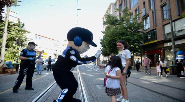 Eskişehir polisinden vatandaşlara Kovid-19'a karşı 