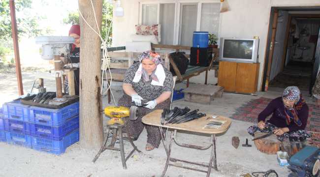 Evlerinin önündeki atölyede el işi 