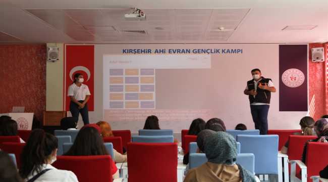 Gençlik kampında temel afet bilinci eğitimi veriliyor
