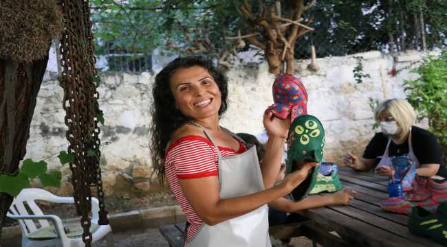 Giyilmeyen ayakkabılar kuşlara rengarenk yuva oldu