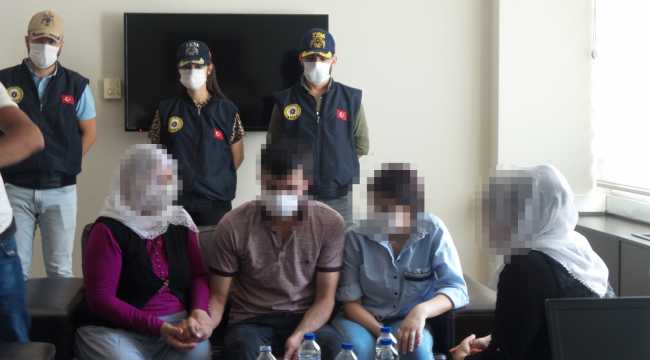 GÜNCELLEME - Mersin'de teslim olması sağlanan terör örgütü PKK üyesi, ailesiyle buluşturuldu
