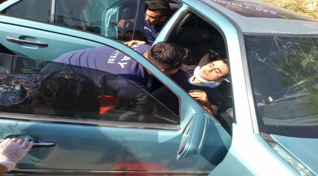 Hatay'da kaza yaptığı otomobilde sıkışan sürücüyü itfaiye kurtardı