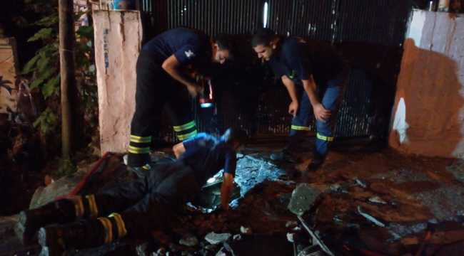 Hatay'da su borusuna sıkışan köpek yavrusu çıkartıldı