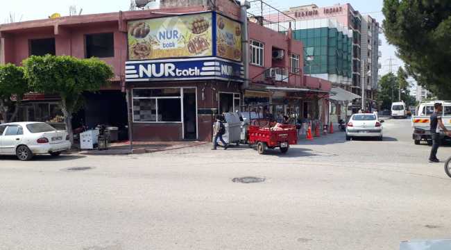 Hatay'da tatlı imalathanesinde çıkan yangın hasara neden oldu
