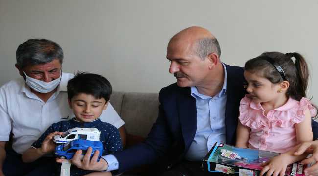 İçişleri Bakanı Soylu'dan, 15 Temmuz şehidi ikiz polislerin ailesine ziyaret