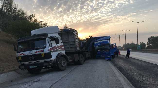 İki tıra çarparak hurdaya dönen kamyondan yara almadan kurtuldu