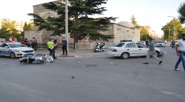 Karaman'da otomobil ile motosikletin çarpıştığı kazada iki kişi yaralandı
