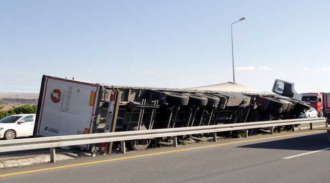 Kayseri'de karton yüklü tır devrildi