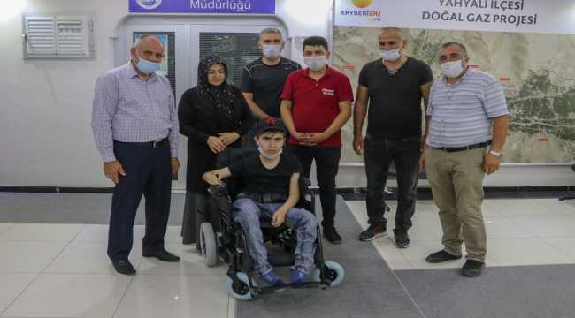 Kayseri'de kas hastası genç, Mehmetçik'in desteğiyle akülü araca kavuştu