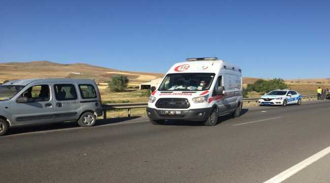 Kırıkkale'de hafif ticari araç bariyerlere çarptı: 1'i bebek, 3 yaralı