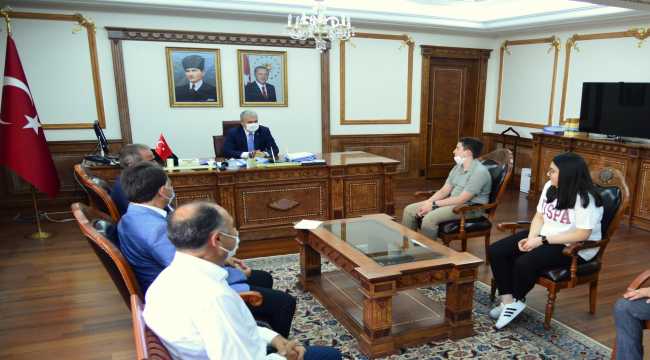 Kırşehir Valisi Akın, LGS'de dereceye giren öğrencileri ödüllendirdi