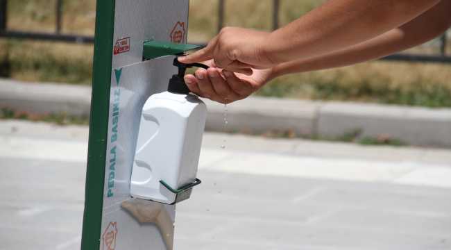 Kovid-19'a karşı ayak pedallı dezenfektan makinesi üretiyorlar