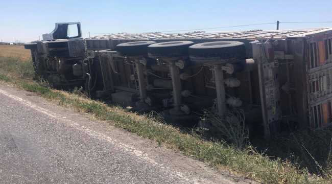 Devrilen tırın sürücüsü yara almadan kurtuldu