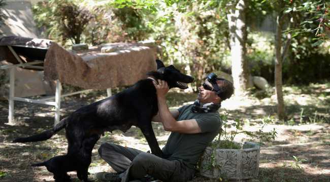 Kurt köpeklerini eğitip emniyet teşkilatına hibe ediyor