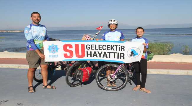 Matematik öğretmeni çift, azalan su kaynaklarına dikkat çekmek için pedal çeviriyor