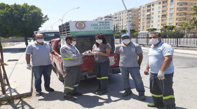 Mersin'de çöp konteynerinde sıkışan kedi yavrusu kurtarıldı
