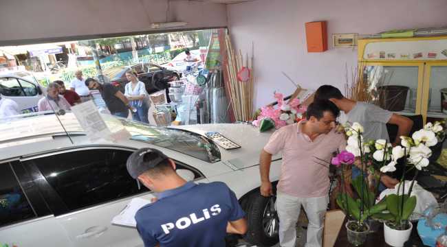 Mersin'de iş yerine giren otomobil hasara neden oldu
