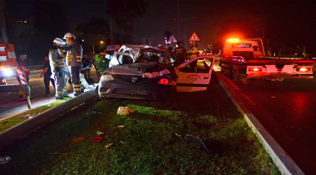 Mersin'de kamyonet aydınlatma direğine çarptı: 1 ölü, 1 yaralı