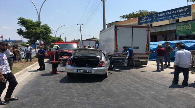 Mersin'de kamyonete çarpan otomobildeki 2 kişi yaralandı