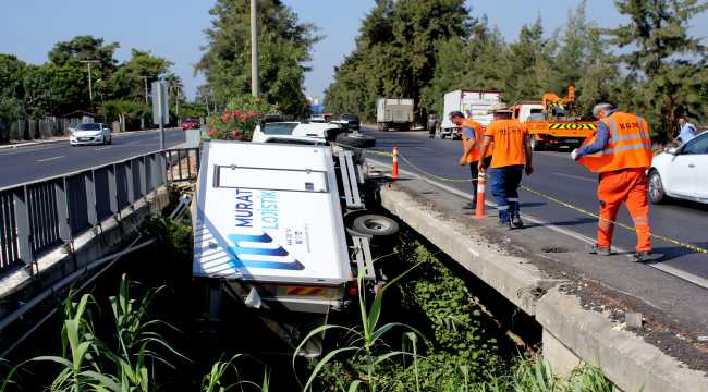 Mersin'de köprü boşluğuna devrilen kamyonetin sürücüsü yaralandı