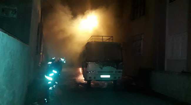 Mersin'de park halindeki minibüste yangın