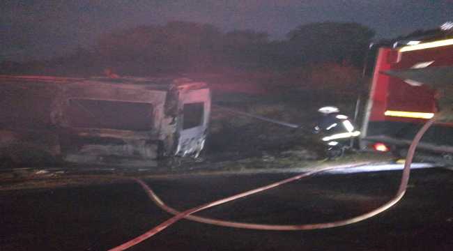 Mersin'de seyir halindeki minibüs yandı
