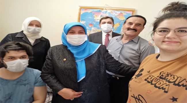 Milletvekili Habibe Öçal, elsiz ve ayaksız doğan üniversite öğrencisiyle kek yaptı