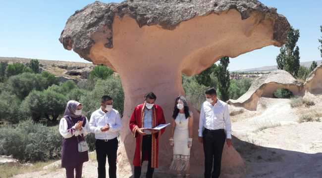 Nevşehir'de belediyeye başvuran genç çiftin nikahı tarihi ören yerinde kıyıldı