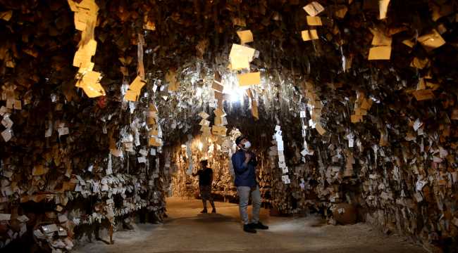 On binlerce kadının saçı Saç Müzesinde