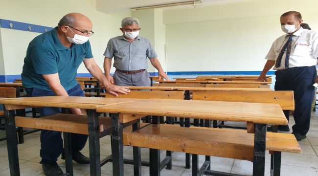 Osmaniye'de fedakar öğretmenler okulun duvarlarını boyadı sıralarını tamir etti