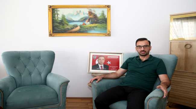 Şehidin kanının bulunduğu Türk bayrağına ailesi gözleri gibi bakıyor