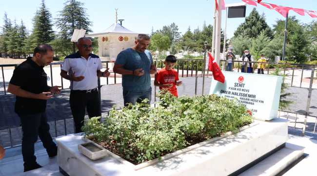 Şehit Ömer Halisdemir'in kabrinde arife günü yoğunluğu