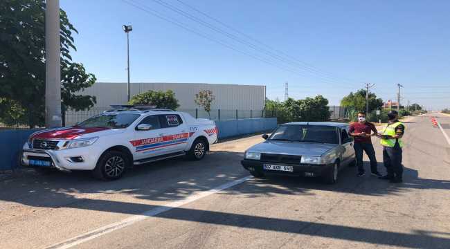 Serik'te jandarma ekipleri, sürücülere maske ve kolonya dağıttı