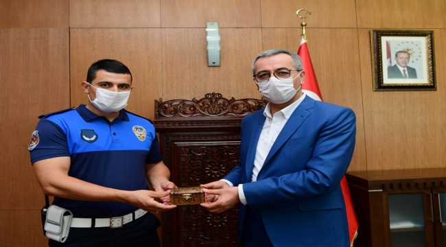 Seyir halindeki otomobilde çıkan yangını söndüren zabıtaya ödül