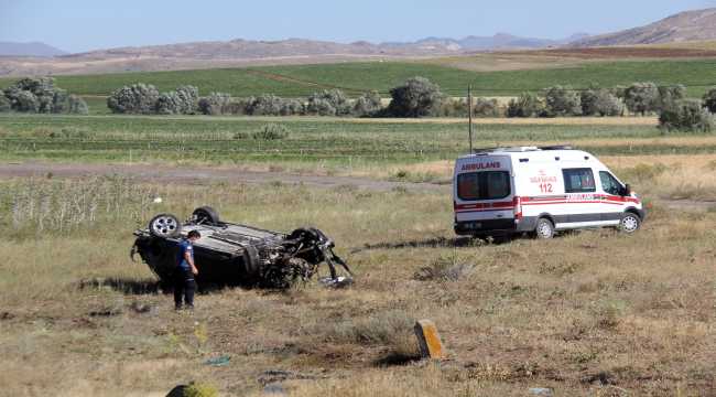 Sivas'ta devrilen otomobilin sürücüsü yaralandı