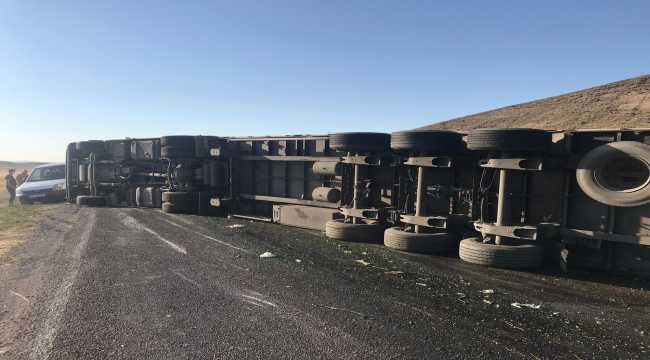 Sivas'ta devrilen tırın sürücüsü yaralandı 