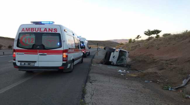 Sivas'ta hafif ticari araç devrildi: 4 yaralı