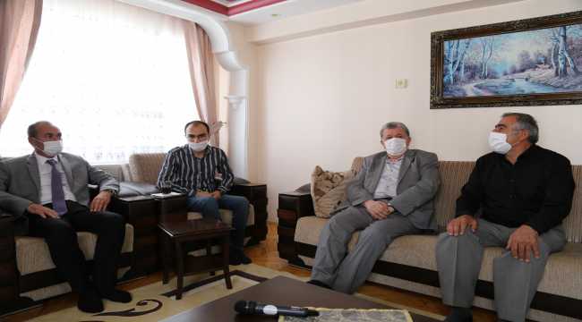 Sivas'ta kardeşinin iliğiyle hayata tutunan öğrenciye diplomasını rektör evinde verdi 