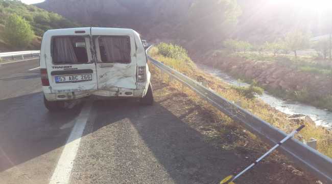 Sivas'ta minibüs ile hafif ticari araç çarpıştı: 2 yaralı 