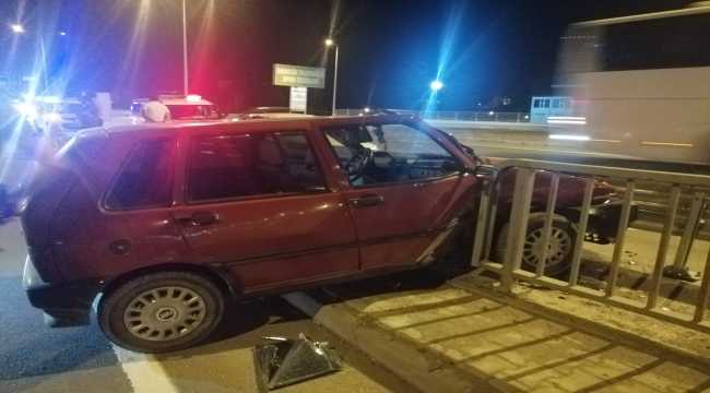 Sivas'ta otomobil bariyere çarptı: 2 yaralı 