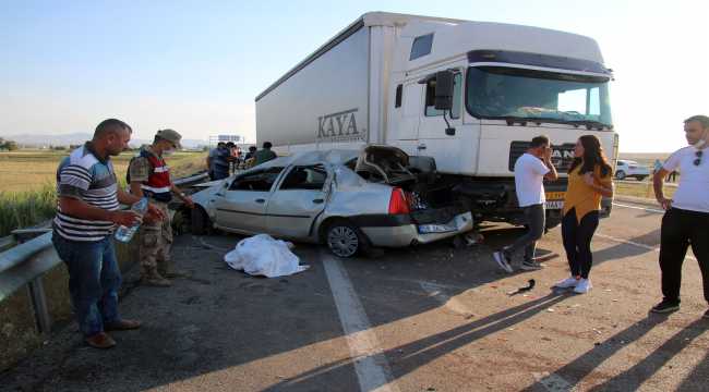 Sivas'ta otomobil ile tır çarpıştı: 6 yaralı 