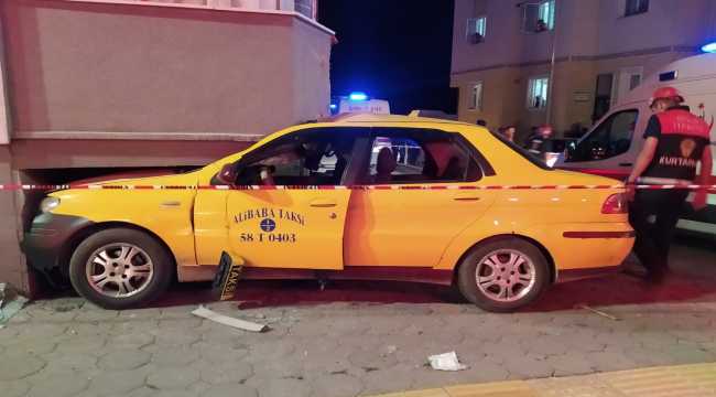 Sivas'ta ticari taksi önce yayaya, sonra balkona çarptı: 1'i ağır 2 yaralı