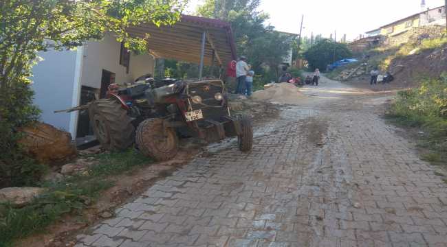 Traktörün altında kalan çocuk öldü, 3 kişi yaralandı