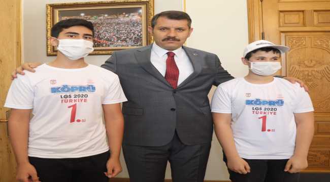 Sivas Valisi Ayhan LGS'de başarılı öğrencileri ödüllendirdi 